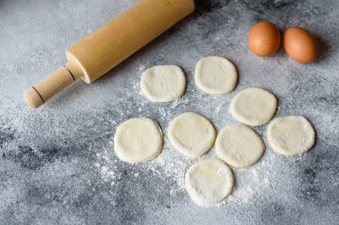 Hazırlık hamur ve üretim çevrelerin hamur ürünleri bir doldurma ile köfte hazırlanması için. Arka plan olarak kullanılabilir