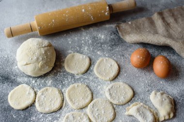 Hazırlık hamur ve üretim çevrelerin hamur ürünleri bir doldurma ile köfte hazırlanması için. Arka plan olarak kullanılabilir