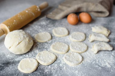 Hazırlık hamur ve üretim çevrelerin hamur ürünleri bir doldurma ile köfte hazırlanması için. Arka plan olarak kullanılabilir