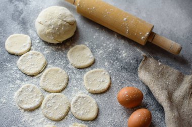 Hazırlık hamur ve üretim çevrelerin hamur ürünleri bir doldurma ile köfte hazırlanması için. Arka plan olarak kullanılabilir