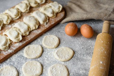 Hazırlık hamur ve üretim çevrelerin hamur ürünleri bir doldurma ile köfte hazırlanması için. Arka plan olarak kullanılabilir