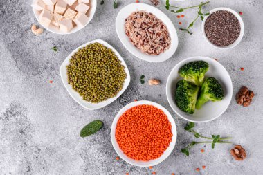 Superfoods ile kopya alanı gri bir arka plan üzerinde. Fındık, fasulye, yeşil ve tohumlar. Sağlıklı vegan gıda