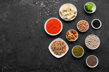 Superfoods ile kopya alanı gri bir arka plan üzerinde. Fındık, fasulye, yeşil ve tohumlar. Sağlıklı vegan gıda