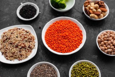 Superfoods ile kopya alanı gri bir arka plan üzerinde. Fındık, fasulye, yeşil ve tohumlar. Sağlıklı vegan gıda