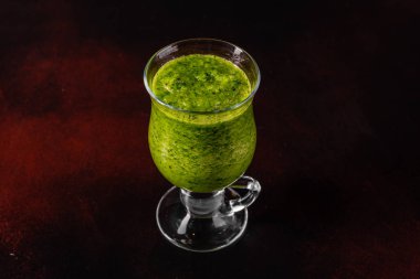 Zencefil yeşil elma güler yüzlü beton zemin üzerine. Arka plan olarak kullanılabilir