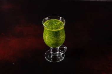 Zencefil yeşil elma güler yüzlü beton zemin üzerine. Arka plan olarak kullanılabilir