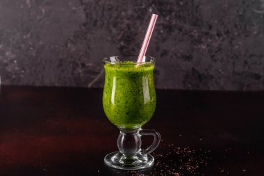 Zencefil yeşil elma güler yüzlü beton zemin üzerine. Arka plan olarak kullanılabilir