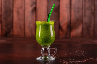 Zencefil yeşil elma güler yüzlü beton zemin üzerine. Arka plan olarak kullanılabilir