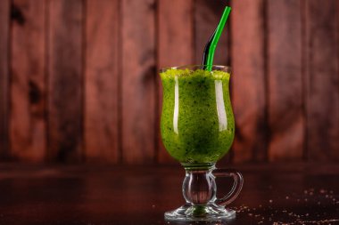 Zencefil yeşil elma güler yüzlü beton zemin üzerine. Arka plan olarak kullanılabilir