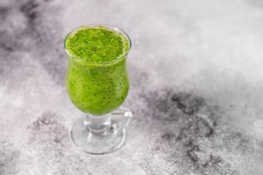 Zencefil yeşil elma güler yüzlü beton zemin üzerine. Arka plan olarak kullanılabilir