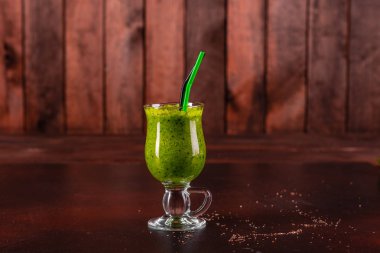 Zencefil yeşil elma güler yüzlü beton zemin üzerine. Arka plan olarak kullanılabilir