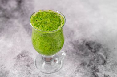 Zencefil yeşil elma güler yüzlü beton zemin üzerine. Arka plan olarak kullanılabilir