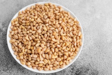 Çam fıstığı kapatın. Kahvaltı, sağlıklı gıda. Arka plan olarak kullanılabilir