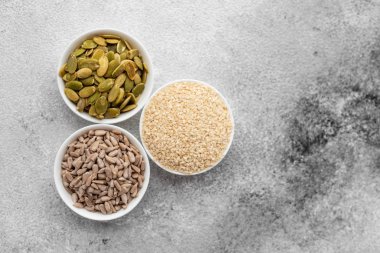 Ürün yelpazesine bir beton zemin üzerine beyaz daireler hayalarına. Gıda mix arka plan, üstten görünüm, kopya alanı, afiş