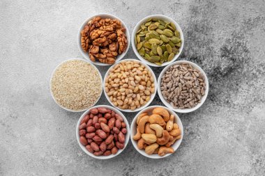 Ürün yelpazesine bir beton zemin üzerine beyaz daireler hayalarına. Gıda mix arka plan, üstten görünüm, kopya alanı, afiş