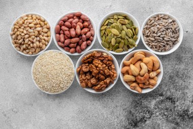 Ürün yelpazesine bir beton zemin üzerine beyaz daireler hayalarına. Gıda mix arka plan, üstten görünüm, kopya alanı, afiş