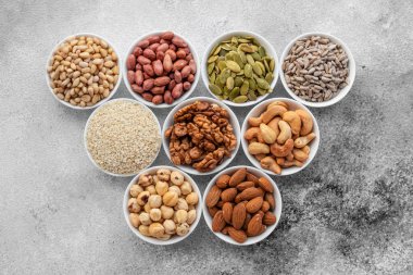 Ürün yelpazesine bir beton zemin üzerine beyaz daireler hayalarına. Gıda mix arka plan, üstten görünüm, kopya alanı, afiş