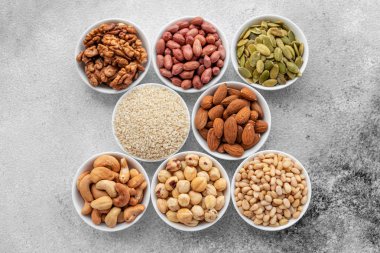 Ürün yelpazesine bir beton zemin üzerine beyaz daireler hayalarına. Gıda mix arka plan, üstten görünüm, kopya alanı, afiş