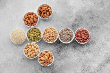 Ürün yelpazesine bir beton zemin üzerine beyaz daireler hayalarına. Gıda mix arka plan, üstten görünüm, kopya alanı, afiş