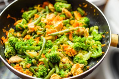 Taze sebze ve et lezzetli bir garnitür hazırlanması