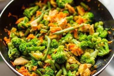 Taze sebze ve et lezzetli bir garnitür hazırlanması