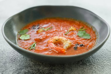 Karides ile gaspaço. Bir İspanyol soğuk sebze çorbası gazpacho yakın çekim