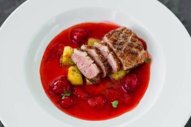 Bir ördek karamelize çilek ve patlıcan ile fileto biftek