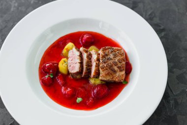 Bir ördek karamelize çilek ve patlıcan ile fileto biftek