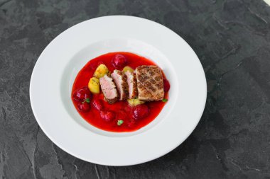 Bir ördek karamelize çilek ve patlıcan ile fileto biftek