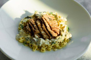 Et parçaları, makarna, Yeşiller, yemek sosu bir kaz ciğeri ve zeytin dünya