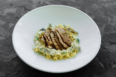 Et parçaları, makarna, Yeşiller, yemek sosu bir kaz ciğeri ve zeytin dünya