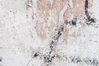 Çizik ve çatlaklarla dolu bir duvar parçası.