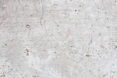 Çizik ve çatlaklarla dolu bir duvar parçası.