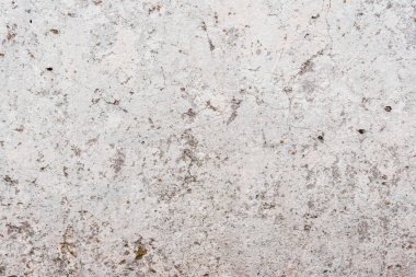 Çizik ve çatlaklarla dolu bir duvar parçası.