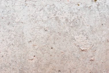 Çizik ve çatlaklarla dolu bir duvar parçası.