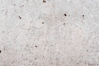 Çizik ve çatlaklarla dolu bir duvar parçası.