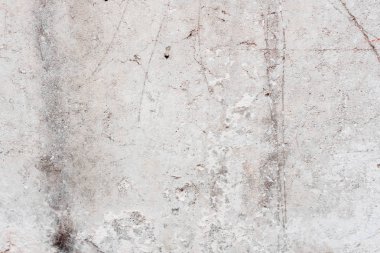 Çizik ve çatlaklarla dolu bir duvar parçası.