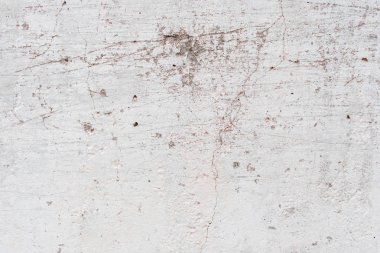 Çizik ve çatlaklarla dolu bir duvar parçası.