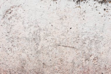 Çizik ve çatlaklarla dolu bir duvar parçası.