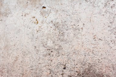 Çizik ve çatlaklarla dolu bir duvar parçası.