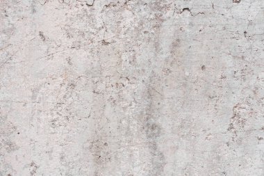 Çizik ve çatlaklarla dolu bir duvar parçası.