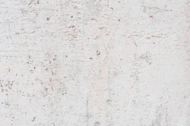 Çizik ve çatlaklarla dolu bir duvar parçası.