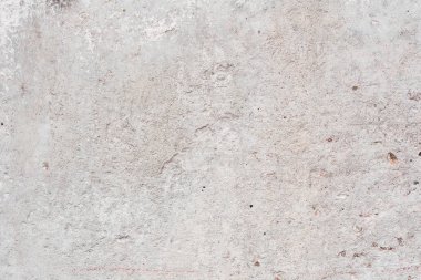 Çizik ve çatlaklarla dolu bir duvar parçası.