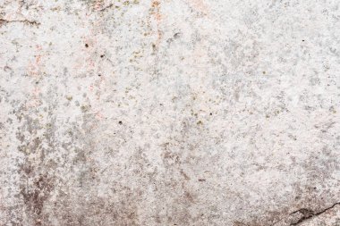 Çizik ve çatlaklarla dolu bir duvar parçası.