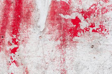 Çizik ve çatlaklarla dolu bir duvar parçası.