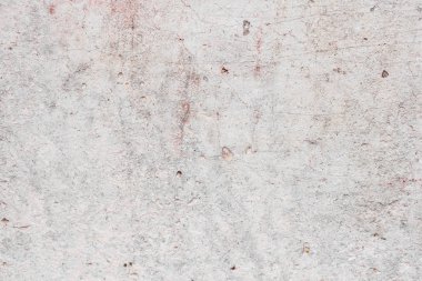 Çizik ve çatlaklarla dolu bir duvar parçası.