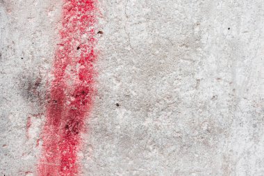 Çizik ve çatlaklarla dolu bir duvar parçası.