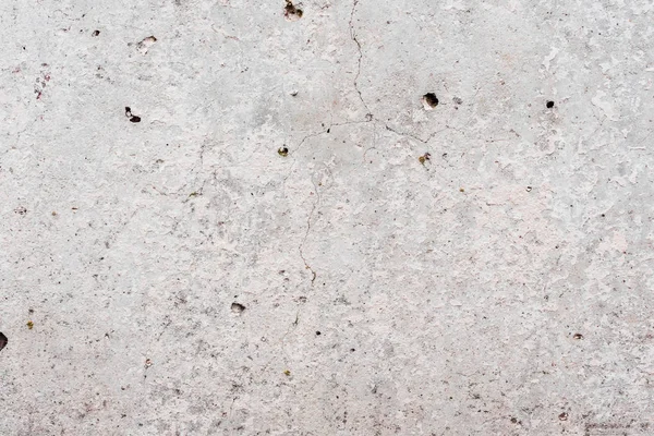 Çizik ve çatlaklarla dolu bir duvar parçası.