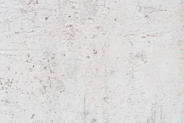 Фрагмент стены с царапинами и трещинами