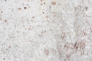 Çizik ve çatlaklarla dolu bir duvar parçası.